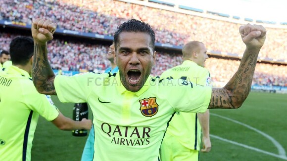 Daniel Alves vibra com título do Barcelona