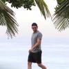 Bradley Cooper caminha na praia do Arpoador antes de ir à coletiva de imprensa