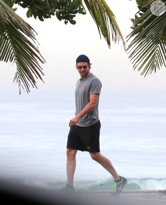 Bradley Cooper caminha na praia do Arpoador antes de ir à coletiva de imprensa