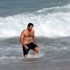 Bradley Cooper se refresca no mar da praia do Arpoador