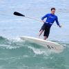 Ed Helms pratica stand up paddle na praia de Ipanema, no Rio