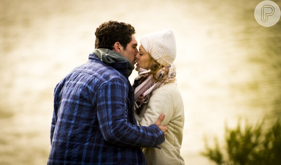 Felipe (Michel Noher) beija Júlia (Isabelle Drummond) durante a viagem à Antártica, em 'Sete Vidas', em 25 de maio de 2015