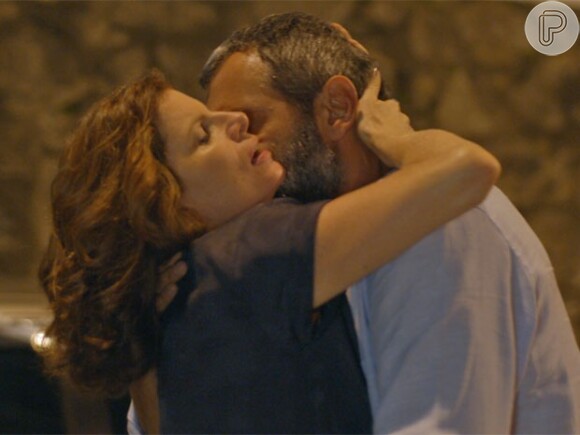 Miguel (Domingos Montagner) e Lígia (Débora Bloch) se beijam, em 'Sete Vidas'