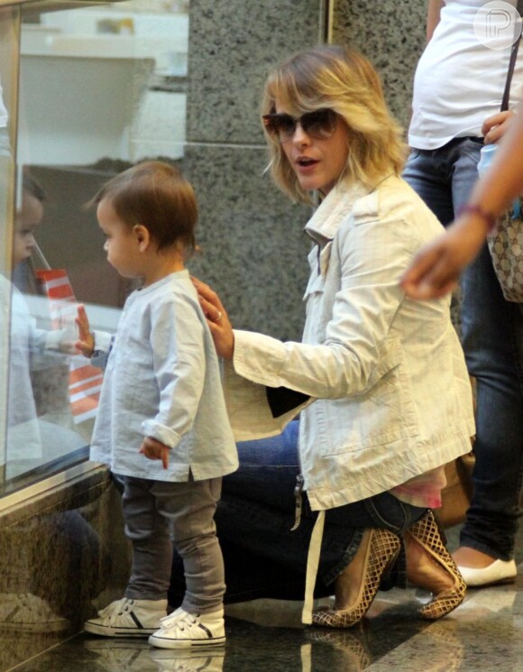 Juliana Silveira passeia com o filho em shopping