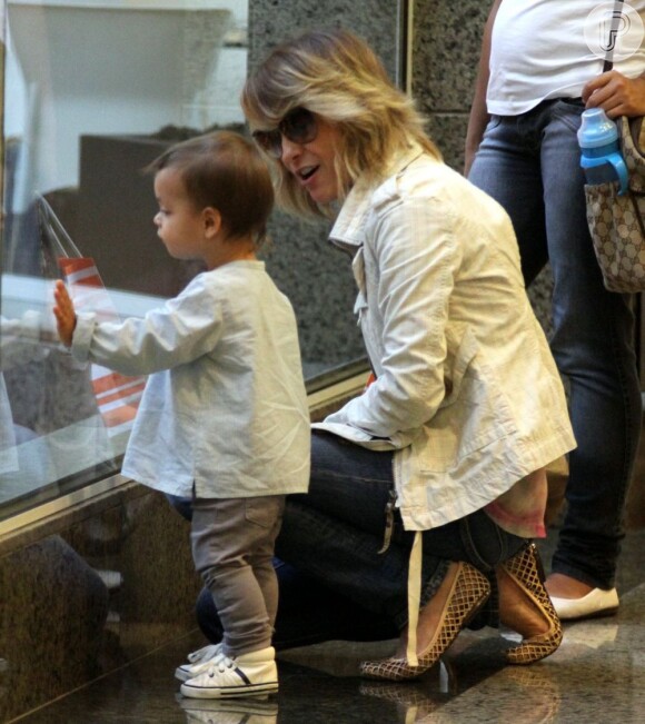 Juliana Silveira brinca com o filho, Bento, de 1 ano e 5 meses