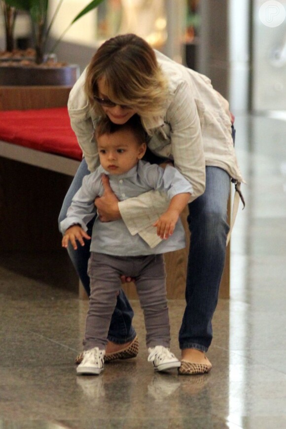 Juliana Silveira abraça o pequeno Bento, de 1 ano