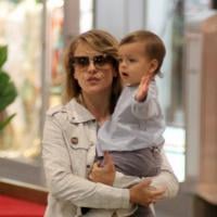 Juliana Silveira brinca com o filho, Bento, em shopping do Rio