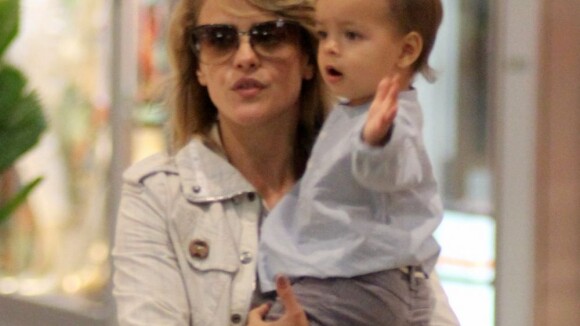 Juliana Silveira brinca com o filho, Bento, em shopping do Rio
