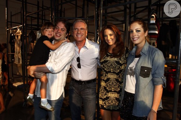 Roberto Justus e Ticiane Pinheiro posam com a filha, Rafaella, e os filhos do empresário, Fabiana Justus e Ricky Justus