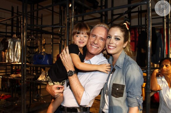Roberto Justus posa com as filhas, Fabiana e Rafaella