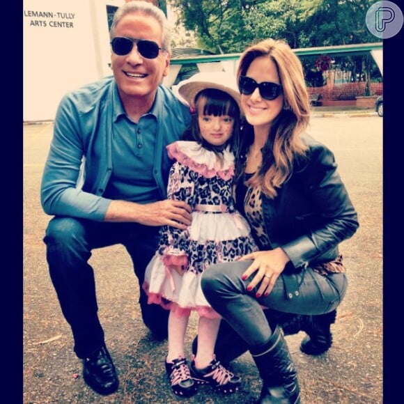 Ticiane Pinheiro posou ao lado da filha, Rafaella Justus, vestida de caipira, e do então marido, Roberto Justus, em 18 de maio de 2013