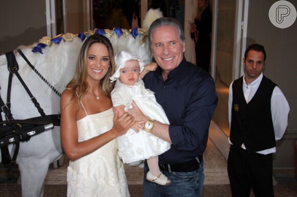 Ticiane Pinheiro e Roberto Justus posam com Rafaella no aniversário de 1 ano da filha
