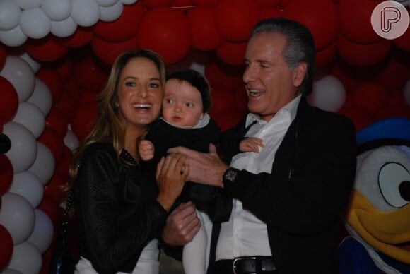 Ticiane Pinheiro, Roberto Justus e Rafaella Justus posam no aniversário de Pietro, filho de Otávio Mesquita e Melissa Wilman, em agosto de 2010