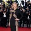 A modelo polonesa Anja Rubik escolheu um vestido da grife Versace para o 8º dia do Festival de Cannes