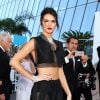 Kendall Jenner optou por exibir a barriga com saia longa e top cropped pretos, da grife Azzedine Alaia no Festival de Cannes