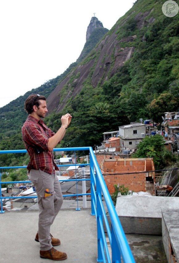Bradley Cooper fotografa o visual da comunidade Santa Marta