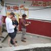 Bradly Cooper confere as fotos que fez durante passeio pelo morro Dona Marta