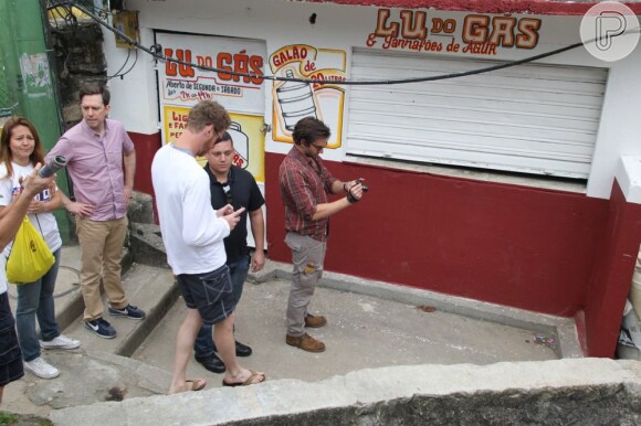 Bradly Cooper confere as fotos que fez durante passeio pelo morro Dona Marta