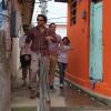 Bradley Cooper e atores de 'Se Beber, Não Case' andam pelas ruelas do morro Dona Marta