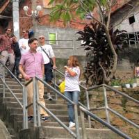 Bradley Cooper e atores de 'Se Beber, Não Case' visitam favela no Rio de Janeiro
