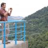 Bradley Cooper registra a paisagem do morro Dona Marta, em passeio que fez com elenco de 'Se Beber, Não Case'