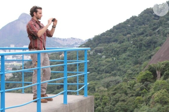 Bradley Cooper registra a paisagem do morro Dona Marta, em passeio que fez com elenco de 'Se Beber, Não Case'