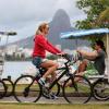 Heather Graham passeia de bicileta na Lagoa, na Zona Sul do Rio de Janeiro
