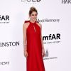 Doutzen Kroes escolheu vestido vermelho da Maison Margiela para o Baile de gala da amfAR no Festival de Cannes