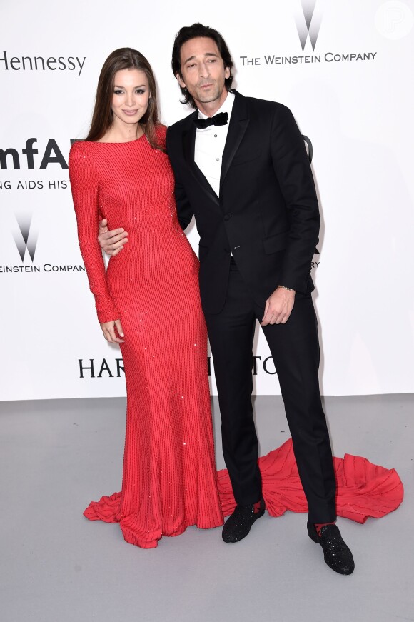 Lara Lieto e Adrien Brody no Baile da amfAR no Festival de Cannes, nesta quinta-feira, 21 de maio de 2015