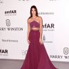 Kendall Jenner escolheu um vestido da Calvin Klein para prestigiar o Baile da amfAR no Festival de Cannes, nesta quinta-feira, 21 de maio de 2015