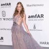 Paris Hilton escolheu um vestido rosa e com transparência para o Baile de gala da amfAR no Festival de Cannes