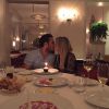 Bárbara Evans jantou na companhia do novo namorado, Fabrício Assunção, na noite desta quinta-feira, 21 de maio de 2015, e ganhou declaração de amor: 'Parabéns meu amor, que esse seja o primeiro de muitos'