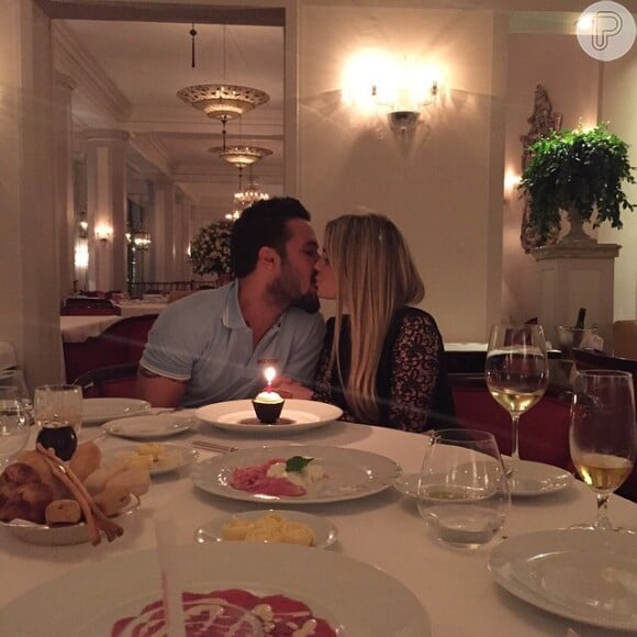 Bárbara Evans jantou na companhia do novo namorado, Fabrício Assunção, na noite desta quinta-feira, 21 de maio de 2015, e ganhou declaração de amor: 'Parabéns meu amor, que esse seja o primeiro de muitos'