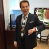 Silvio Santos posa bem-humorado usando uma gravata estampada e relógio vermelho de R$ 20,00 na manhã desta sexta-feira, 22 de maio de 2015