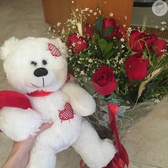 A atriz mostrou ainda no Instagram um buquê de rosas vermelhas e um ursinho que ganhou