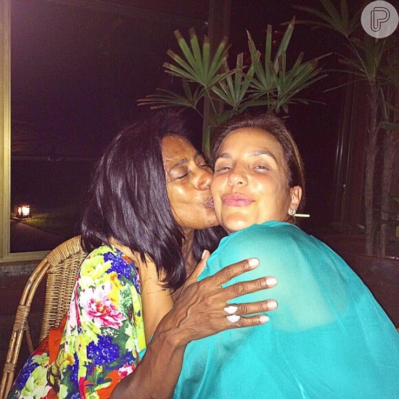 Ivete posa sem maquiagem ao lado da amiga Gloria Maria e ganha um beijo da jornalista