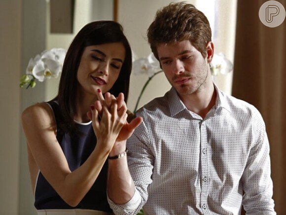 Margot (Maria Casadevall) quer reconquistar Benjamin (Maurício Destri), na novela 'I Love Paraisópolis'