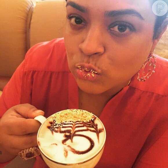 Preta Gil tomou café com ouro durante sua viagem de lua de mel, nos Emirados Árabes: 'Bom dia, com beijinho de ouro nesse sábado'