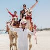 Preta Gil e Rodrigo Godoy aproveitaram a lua de mel para um passeio a camelo. 'É igual cavalo, mas num camelo e mais alto, né mozi? Até os camelos saíram sorridentes na foto!', brincou o marido da cantora