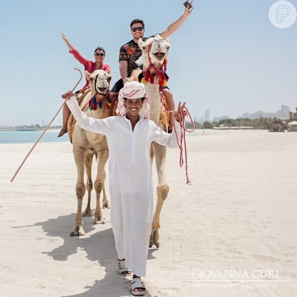 Preta Gil e Rodrigo Godoy aproveitaram a lua de mel para um passeio a camelo. 'É igual cavalo, mas num camelo e mais alto, né mozi? Até os camelos saíram sorridentes na foto!', brincou o marido da cantora