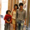 Caio Blat passeia em família em um shopping carioca em dezembro de 2012