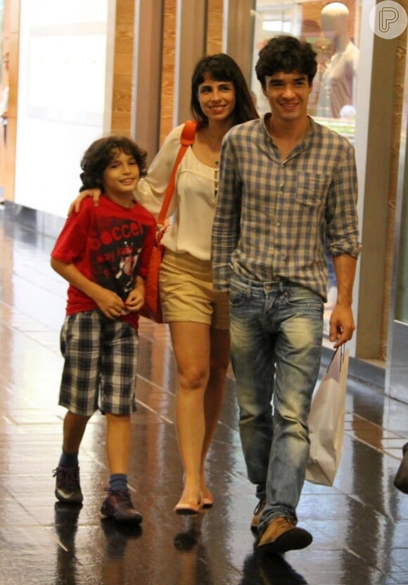 Caio Blat passeia em família em um shopping carioca em dezembro de 2012