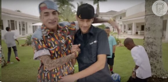 Em 2013, Neymar e MC Guimê contracenaram no clipe da canção 'País do Futebol', tema da novela 'Geração Brasil'
