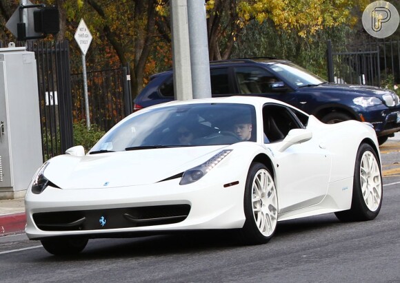 Justin Bieber e Selena Gomez são flagrados juntos na Ferrari do cantor, em 3 de dezembro de 2012