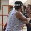 Grego (Caio Castro) intercepta Benjamin (Maurício Destri) e os dois se enfrentam, na novela 'I Love Paraisópolis'