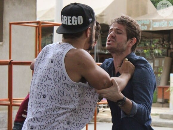 Grego (Caio Castro) intercepta Benjamin (Maurício Destri) e os dois se enfrentam, na novela 'I Love Paraisópolis'