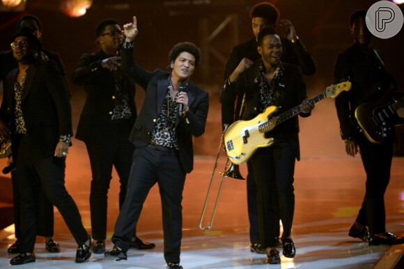 Bruno Mars se apresenta no palco do programa 'Germany's Next Top Model'