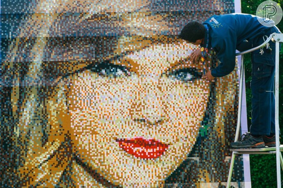 Taylor Swift ganha mural feito com 35 mil peças de Lego em parque na Inglaterra