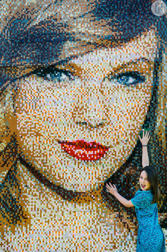 Taylor Swift ganha mural feito com 35 mil peças de Lego em parque na Inglaterra