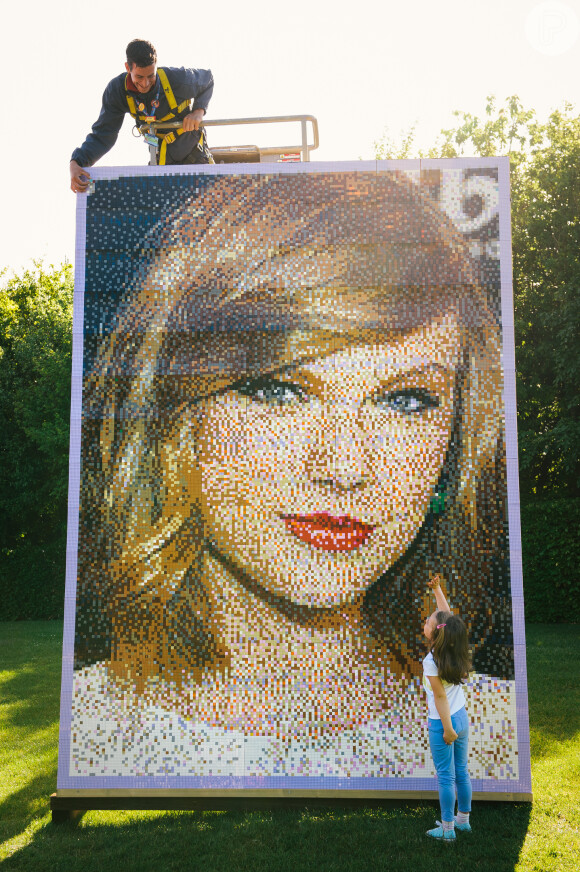 Taylor Swift ganha mural feito com 35 mil peças de Lego em parque na Inglaterra